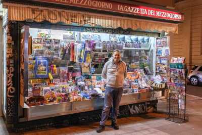Bari, un profilo social contro la crisi: � la storia di Ciro e della sua "Edicola del ponte"
